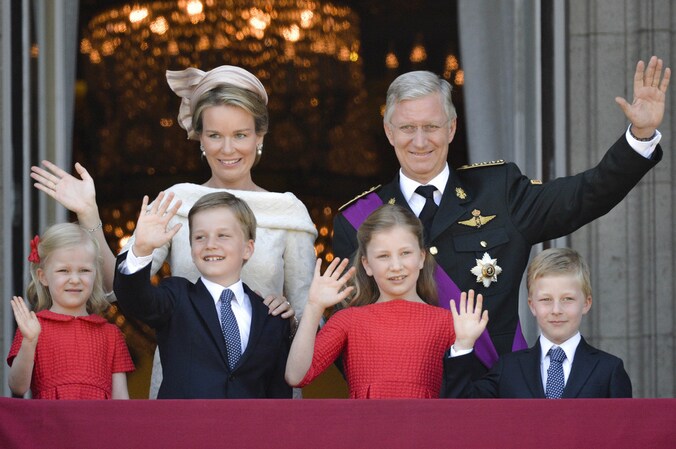 Koning Filip en koningin Mathilde met hun kinderen tijdens de troonswissel op 21 juli.