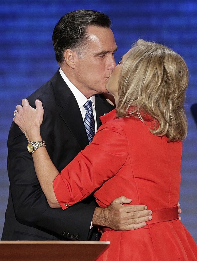 Een kussende Mitt en Ann Romney