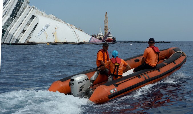 De Costa Concordia nabij de haven van het Toscaanse Giglio.