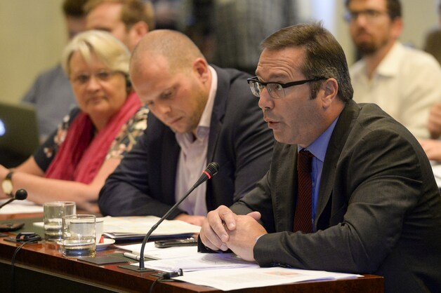 Peter Luyckx (N-VA) naast partijgenoot Theo Francken.