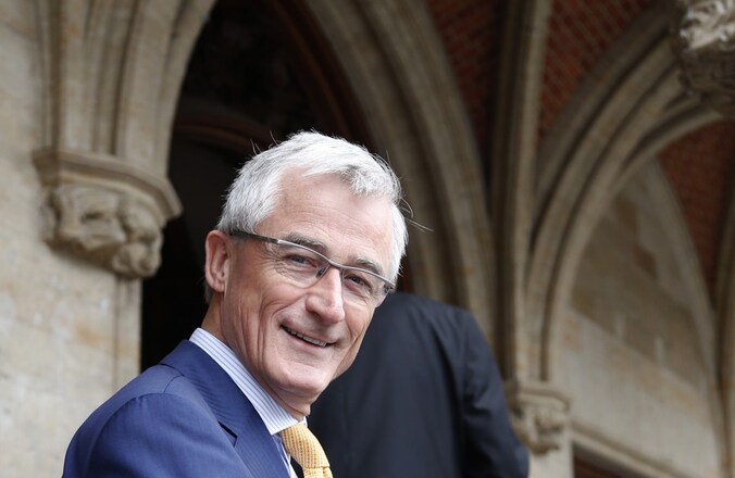 Minister Bourgeois kon eindelijk de papieren tekenen.