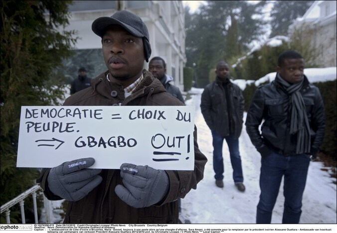 Betogers voeren actie voor de Ivoriaanse ambassade in Brussel.