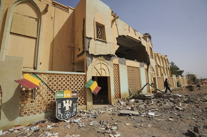 Een gebouw van de islamistische rebellen dat stukgeschoten is na Franse bombardementen in Gao.