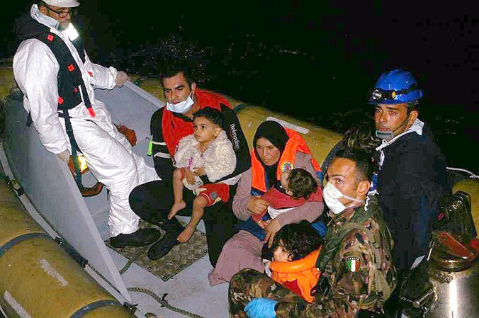 Een boot met vluchtelingen voor de kust van Sicilië.