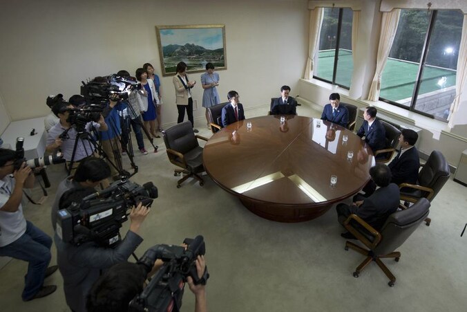 Delegaties van Noord- en Zuid-Korea zijn weer met elkaar in gesprek.