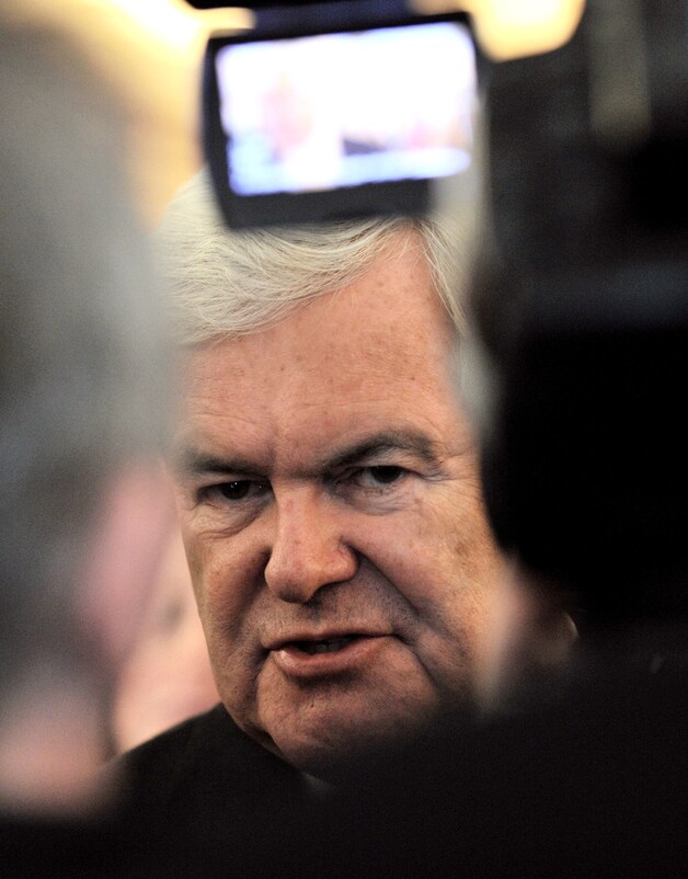 Newt Gingrich haalt alles uit de kast om zijn rivaal Romney in diskrediet te brengen.