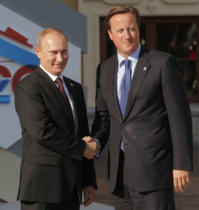 Cameron schudt de hand van premier Poetin bij aankomst in Sint-Petersburg voor de G20-top.