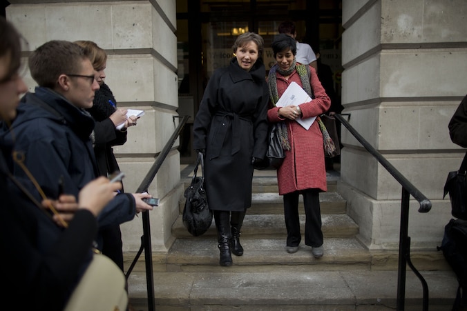 Weduwe Marina Litvinenko verlaat de hoorzitting in Camden Town Hall in Londen.