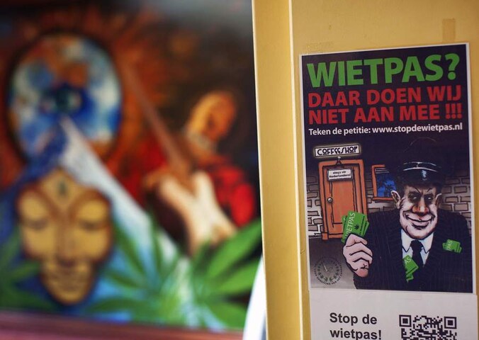 Deze poster in de Tilburgse coffeeshop Toermalijn spreekt boekdelen.