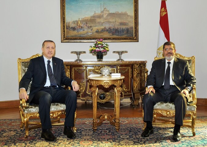 De Turkse premier Erdogan (links) en Mohamed Morsi, de president van Egypte.