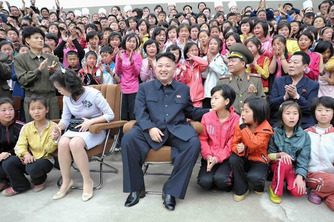 Kim Jong-un en zijn echtgenote in mei tijdens een bezoek aan een kinderkamp.