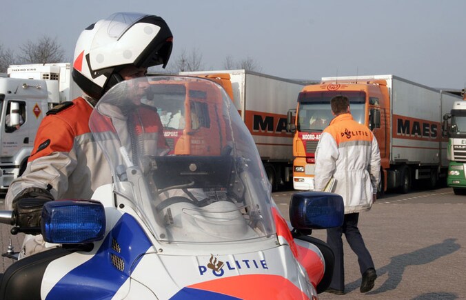 De Nederlandse politie waarschuwt Belgische chauffeurs voor nepagenten.