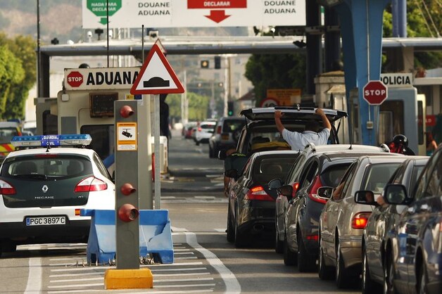Lange wachtrijen om Gibraltar binnen te kunnen rijden.