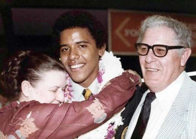 De jonge Barack Obama met wijlen zijn grootouders Madelyn en Stanley Dunham. Foto uit 1979.