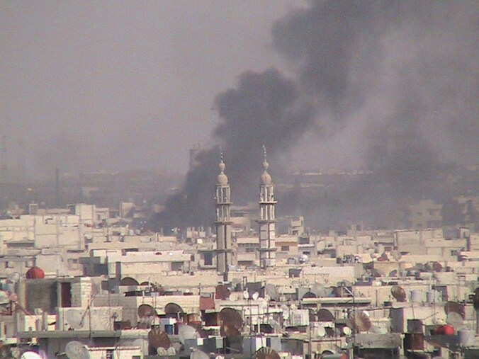 Al dagenlang stijgt er in Homs rook op door raketaanvallen van het leger.