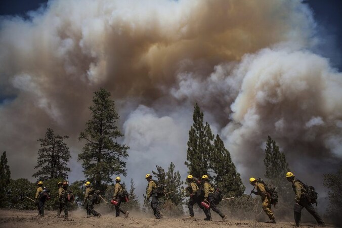 Brandweerlieden aan het werk nabij Groveland, Californië, vlak bij Yosemite.