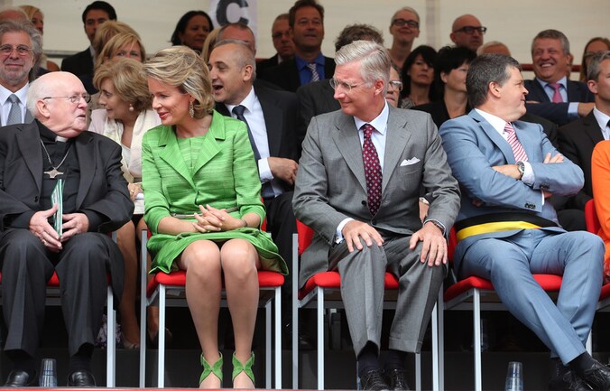 Koningin Mathilde en koning Filip in de eretribune van de Hanswijdcavalcade.