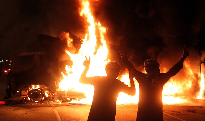 Ondanks het harde optreden van de politie brachten de manifestanten toch de nacht door op het plein.