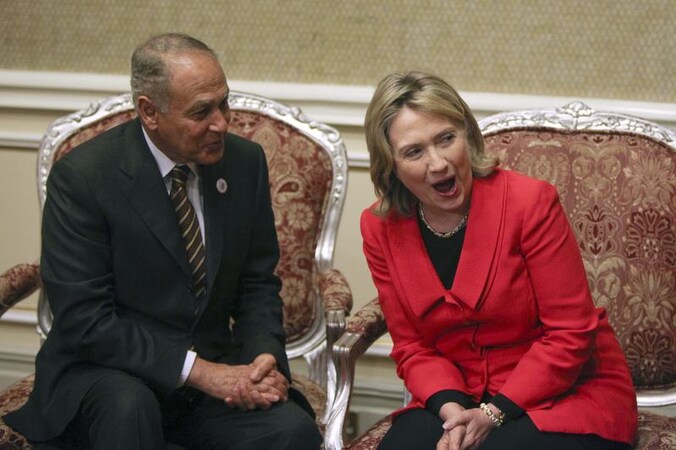 Ahmed Aboul Gheit vertelt een grapje aan Hillary Clinton.