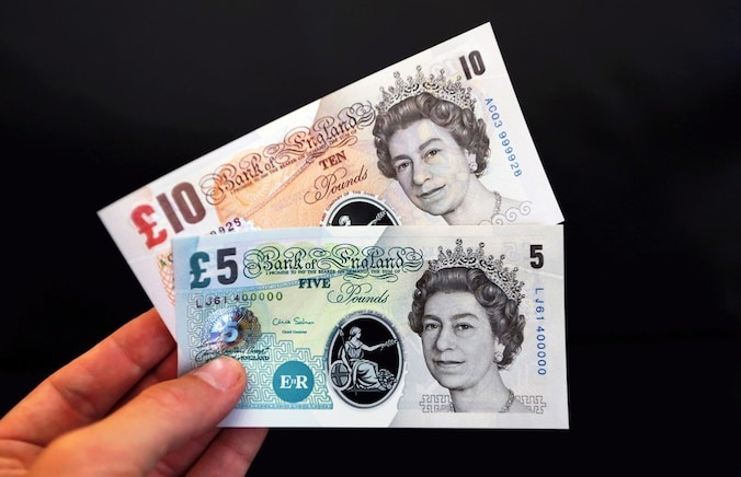 Voorbeelden van plastic Britse bankbiljetten.