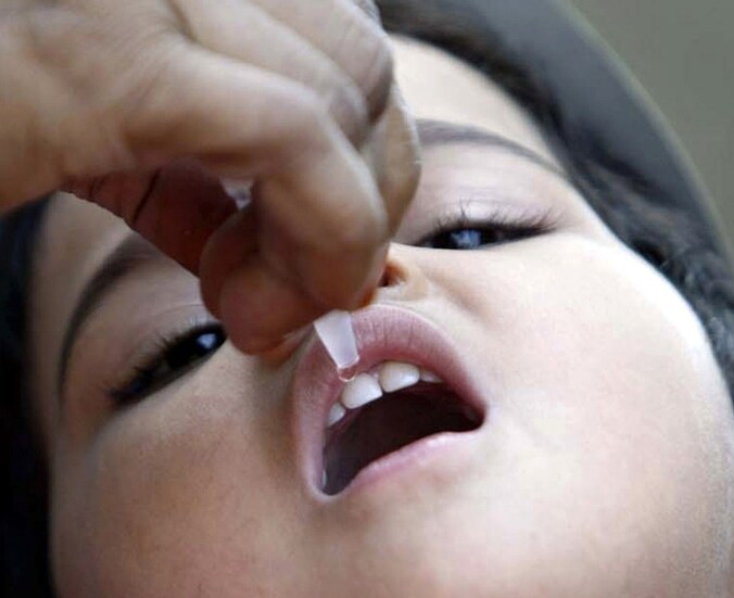 Een kind krijgt een poliovaccin in Bhopal.