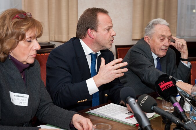 De drie niet-benoemde burgemeesters: Véronique Caprasse (Kraainem), Damien Thiéry (Linkebeek) en François van Hoobrouck (Wezembeek-Oppem).