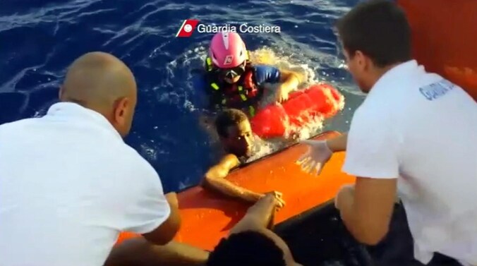 De Italiaanse kustwacht redt vluchtelingen op de Middellandse Zee op 3 oktober.