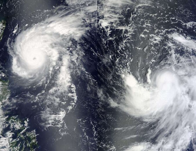 Links de taifoen Tembin, rechts Bolaven, dat toen nog een tropische storm was.