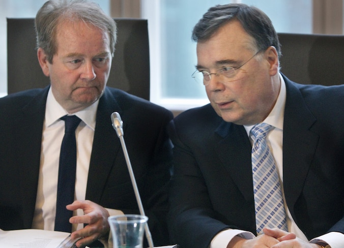 Geir Haarde (rechts), ex-premier van IJsland, overlegt met zijn advocaat.