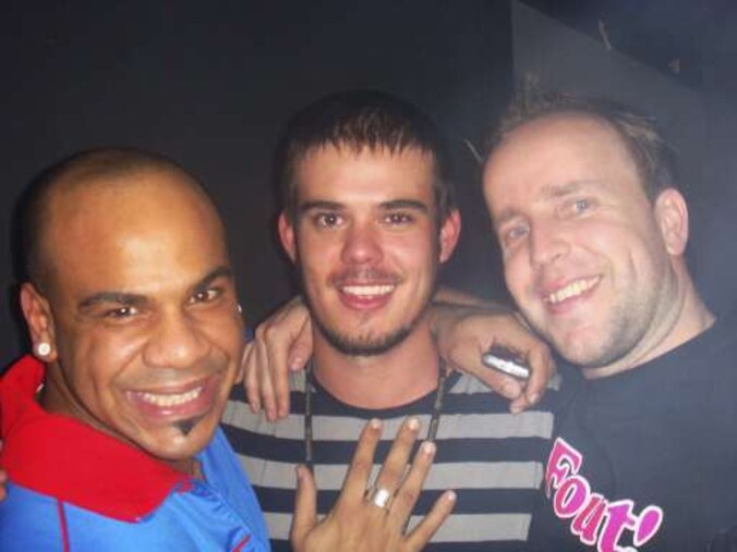Joran van der Sloot in het midden van de foto.