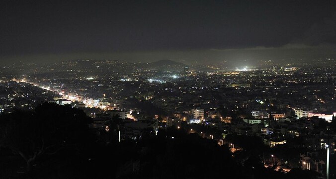 Er hangt een dikke mist boven Athene.