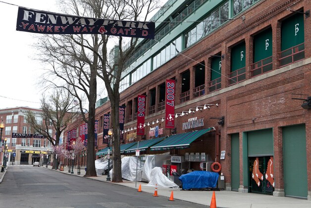 De toegangsweg tot Fenway Park, de thuishaven van de Red Sox, ligt er verlaten bij.