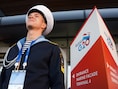 Een Russische matroos op wacht bij de haven van St. Petersburg, het decor van de G20-top die donderdag en vrijdag wordt gehouden.