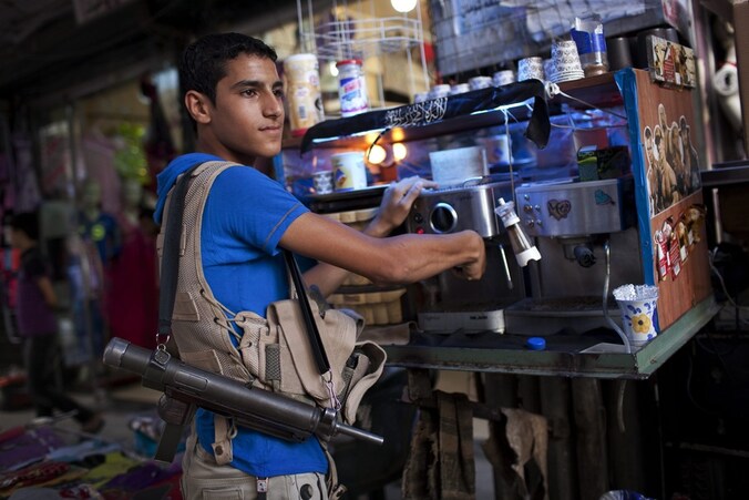 Ook in het winkeldistrict van Aleppo domineren wapens het straatbeeld.