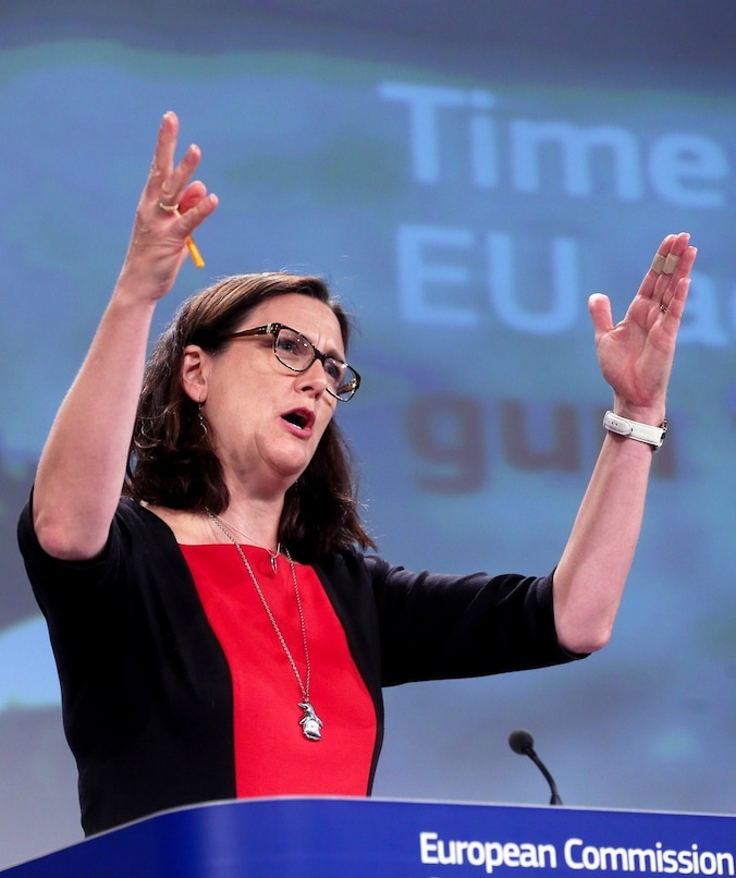 Bevoegd Europees commissaris Cecilia Malmström wil wachten op schriftelijke antwoorden van de VS.