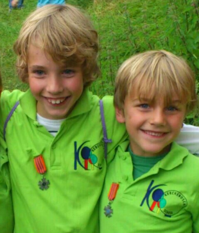 De broertjes Rubin en Julian op een dinsdagavond verspreide foto.