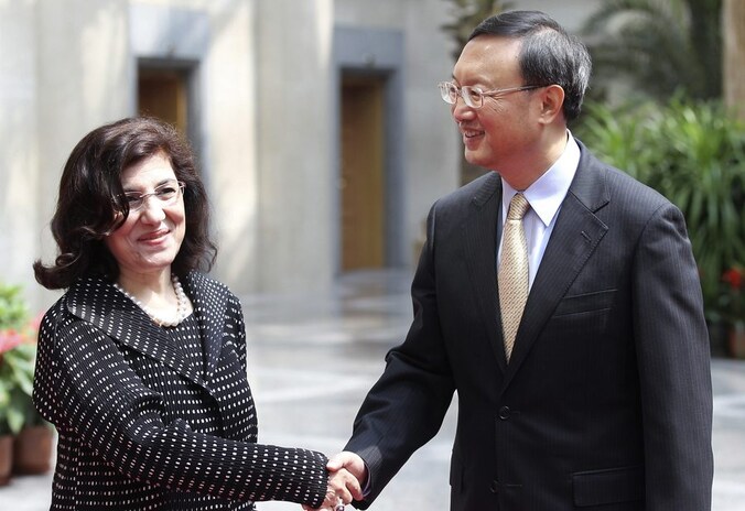 De Chinese minister van Buitenlandse Zaken Yang Jiechi en de Syrische gezant Bouthaina Shaaban.