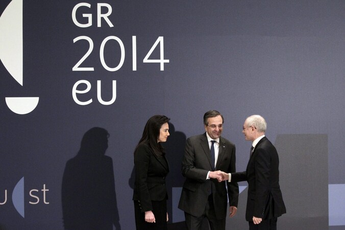 De Griekse premier Antonis Samaras en zijn echtgenote Georgia verwelkomen Europees president Herman Van Rompuy in Athene.