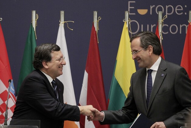 Commissievoorzitter Jose Manuel Barroso schudt de hand van premier Samaras.