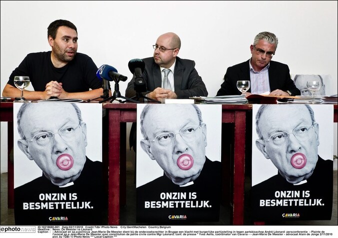 Jean-Marie de Meester (midden) lanceerde gisteren met de belangenorganisatie Cavaria deze opmerkelijke affiche.