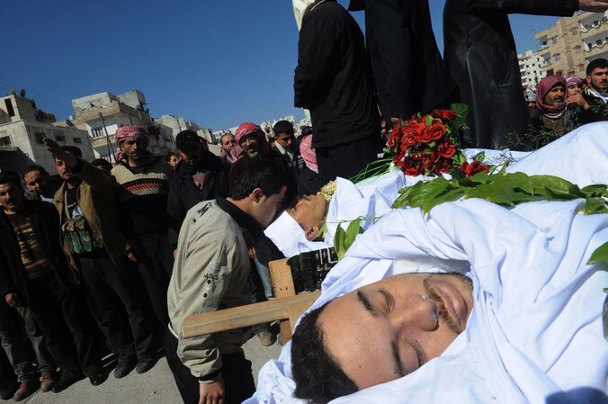 Twee slachtoffers worden begraven in de noordwestelijke stad Idlib.