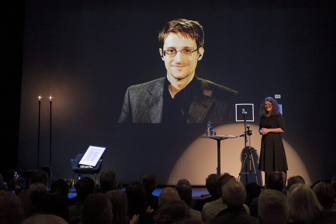 Edward Snowden nam deel aan de ceremonie via een videoverbinding. Op het podium was voor hem een lege stoel neergezet