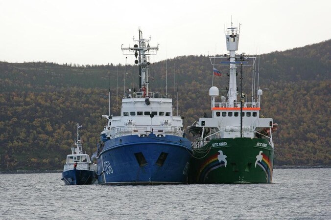 De Russische kustwacht enterde op 24 september de Arctic Sunrise van Greenpeace nadat de milieuactivisten een protestactie hadden gehouden tegen het Russische gasbedrijf Gazprom.