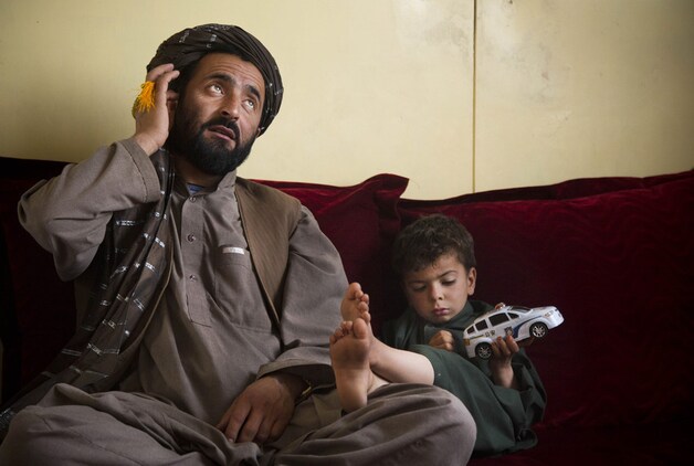 Mohammed Wazir, een van de nabestaanden, en zijn zoontje Habib Shahin, dat de aanslag overleefde.