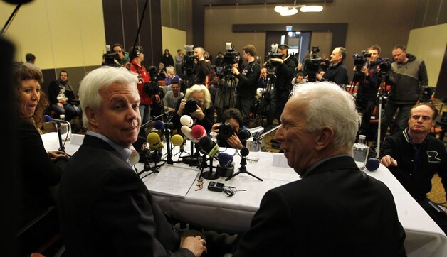 Wiebe Wieling (l) gaf maandag al een druk bijgewoonde persconferentie in Leeuwarden.