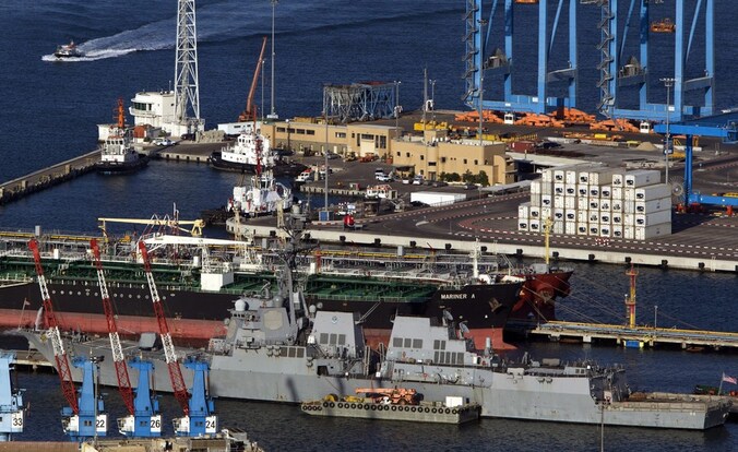 De UUS Forrest Sherman in de Israëlische haven van Haifa.