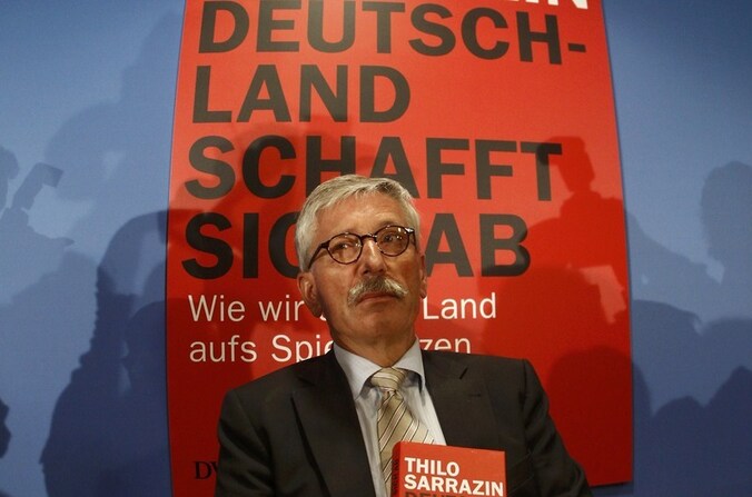 In "Deutschland schafft sich ab" (Duitsland schaft zichzelf af) stelt Bundesbank-bestuurder Thilo Sarrazin zich ernstige vragen bij de hedendaagse multiculturele maatschappij.