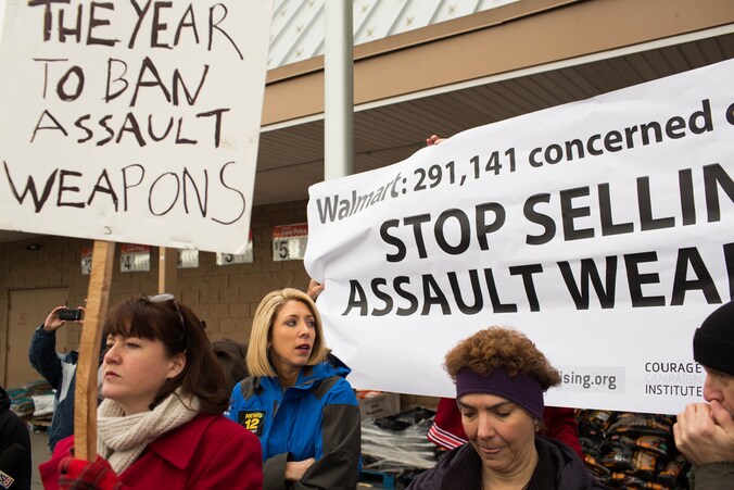 Protest voor een Walmart-winkel in Darbury, Connecticut. Walmart is de grootste verdeler van aanvalswapens in de VS.