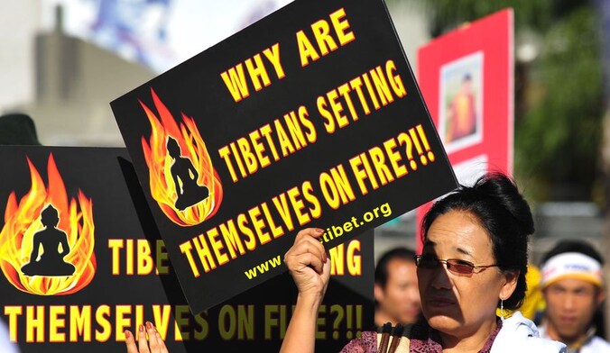 Tibetanen komen op straat in LA en uiten hun steun voor de Tibetaanse zaak.