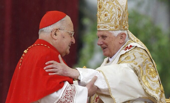 Kardinaal Angelo Sodano (l).